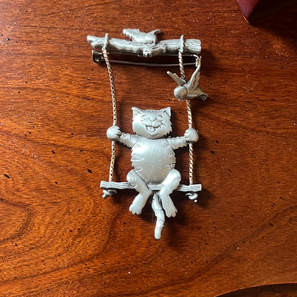 Swinging cat jewelry pin